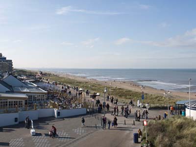 Gezellige Promenade van Kijkduin met heel veel restaurantjes